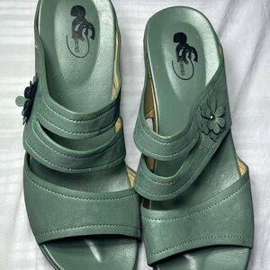 BC Shoes Green Leather Floral Wedge Sandals Size 11 Emma Style
